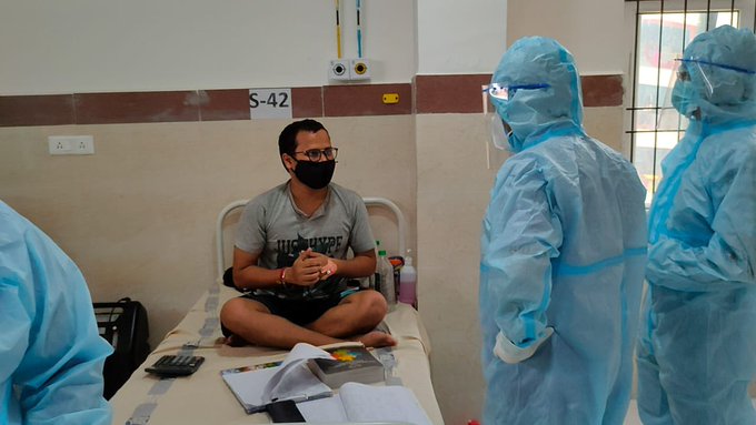 कोरोना होने के बावजूद अस्पताल में परीक्षा की तैयारी करता दिखा मरीज़